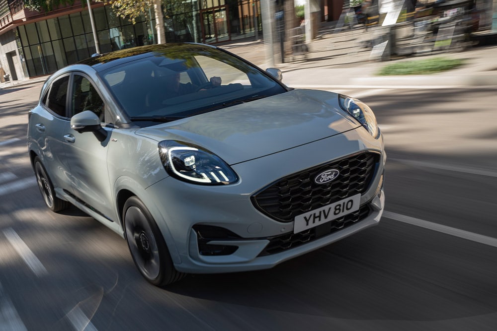 New Ford Puma driving, using adaptive cruise control.