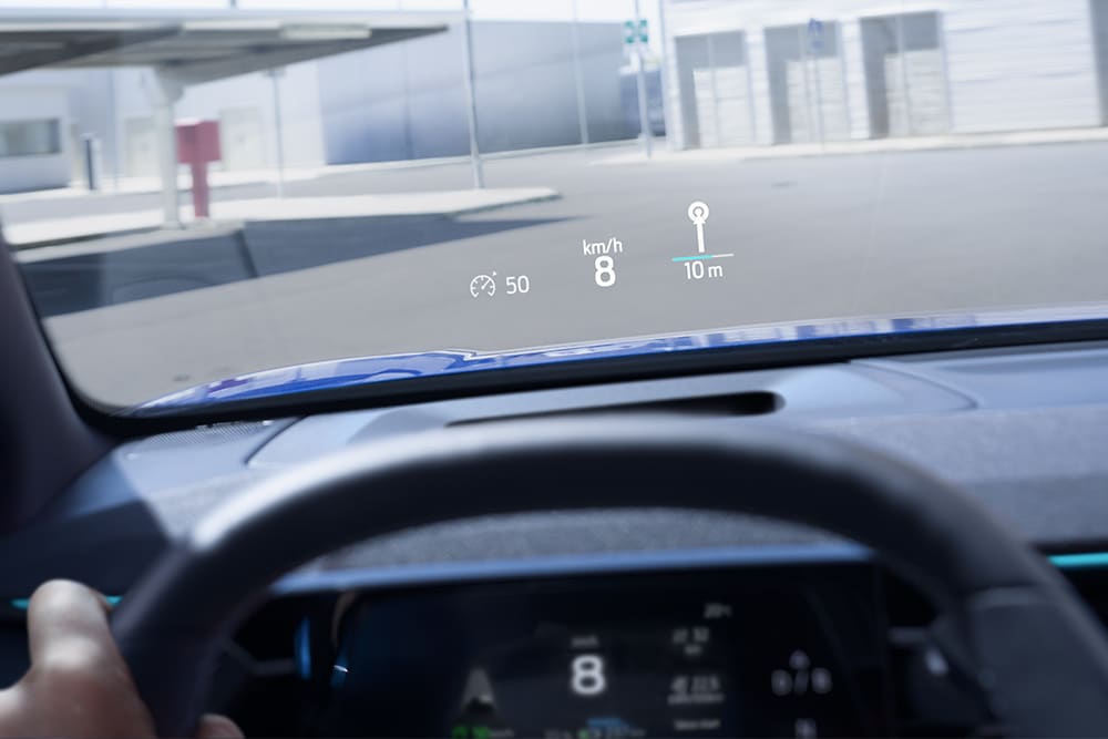 Nærbillede af den elektriske Ford Capri®'s head-up-display, der viser vigtige delaljer om kørslen.